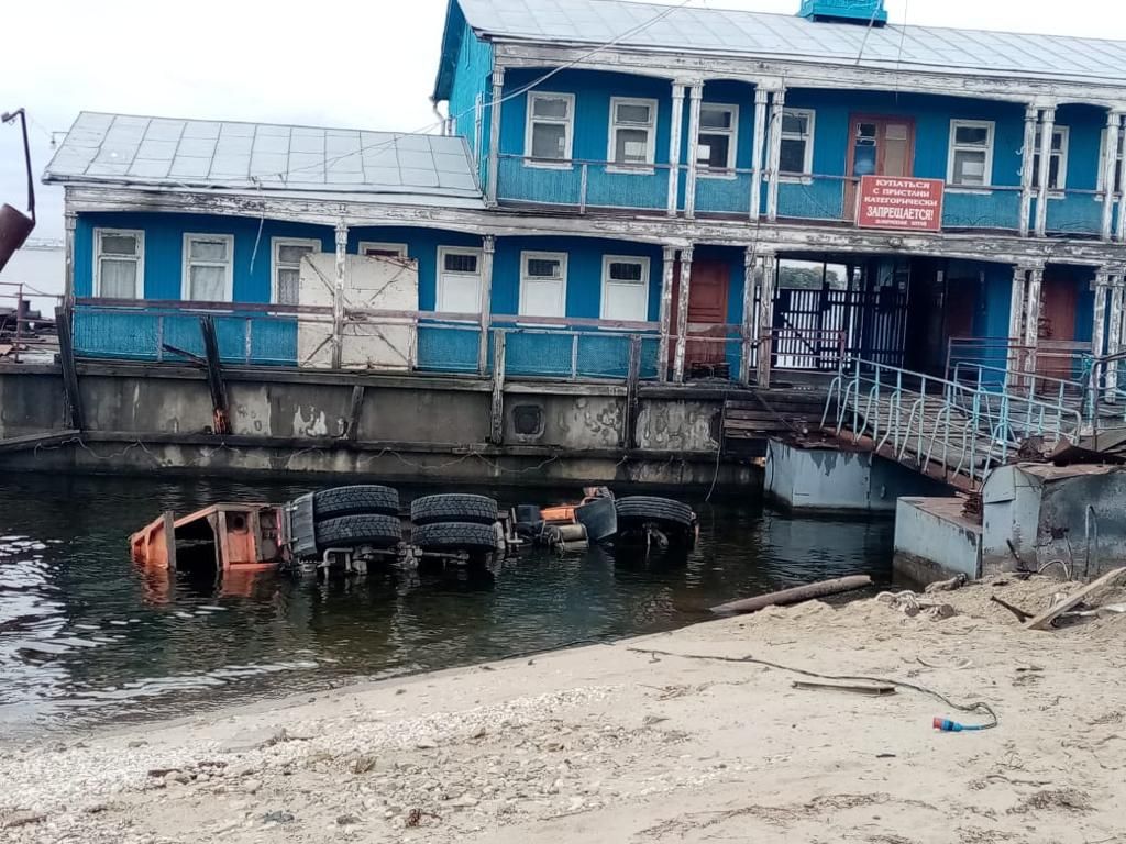 В Татарстане грузовик и легковушка после столкновения рухнули в воду 